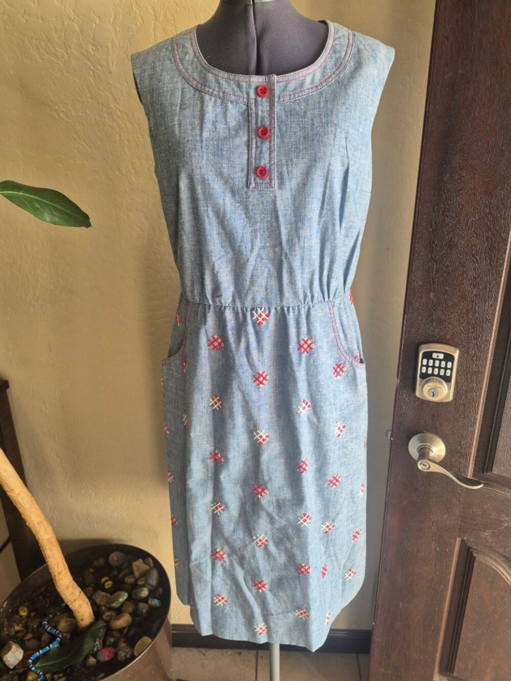 Vintage Rona Sleeveless Chambray Dress With Red Embroidery Pockets Size M